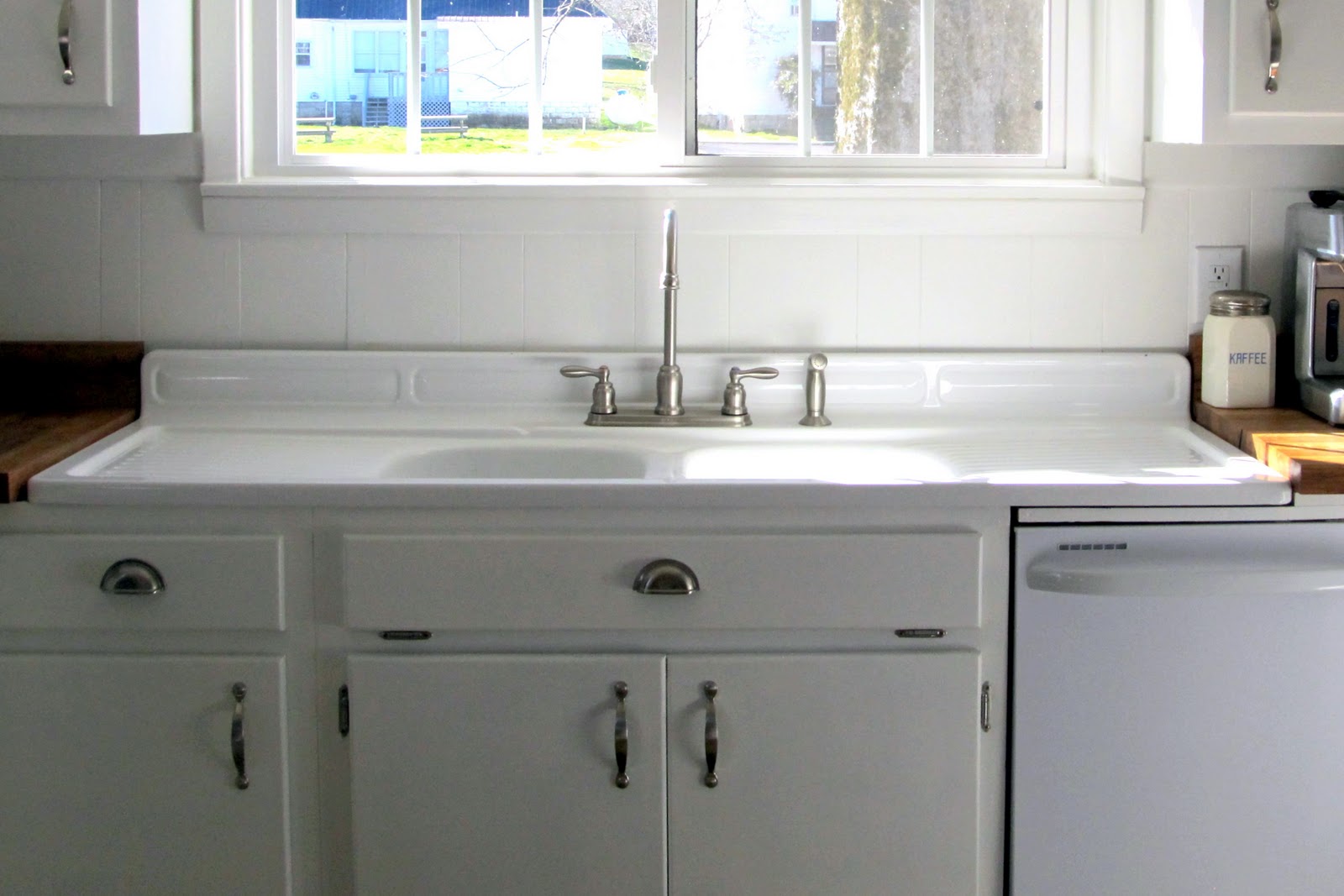 Kitchen With And Traditional Kitchen With White Counter And Vintage Kitchen Sinks Under White Framed Glass Windows Kitchens Simple Undermount Stainless Steel Kitchen Sinks You Have To Know